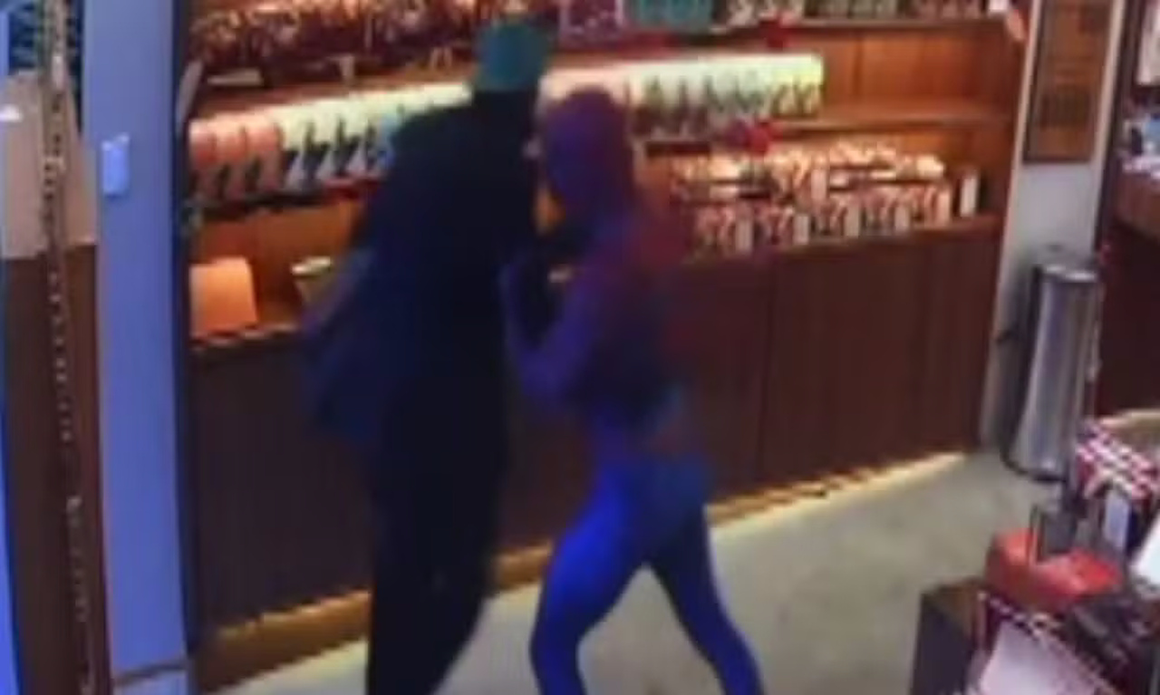 Gerente vestido de Homem-Aranha evita furto de chocolates em Ilhéus