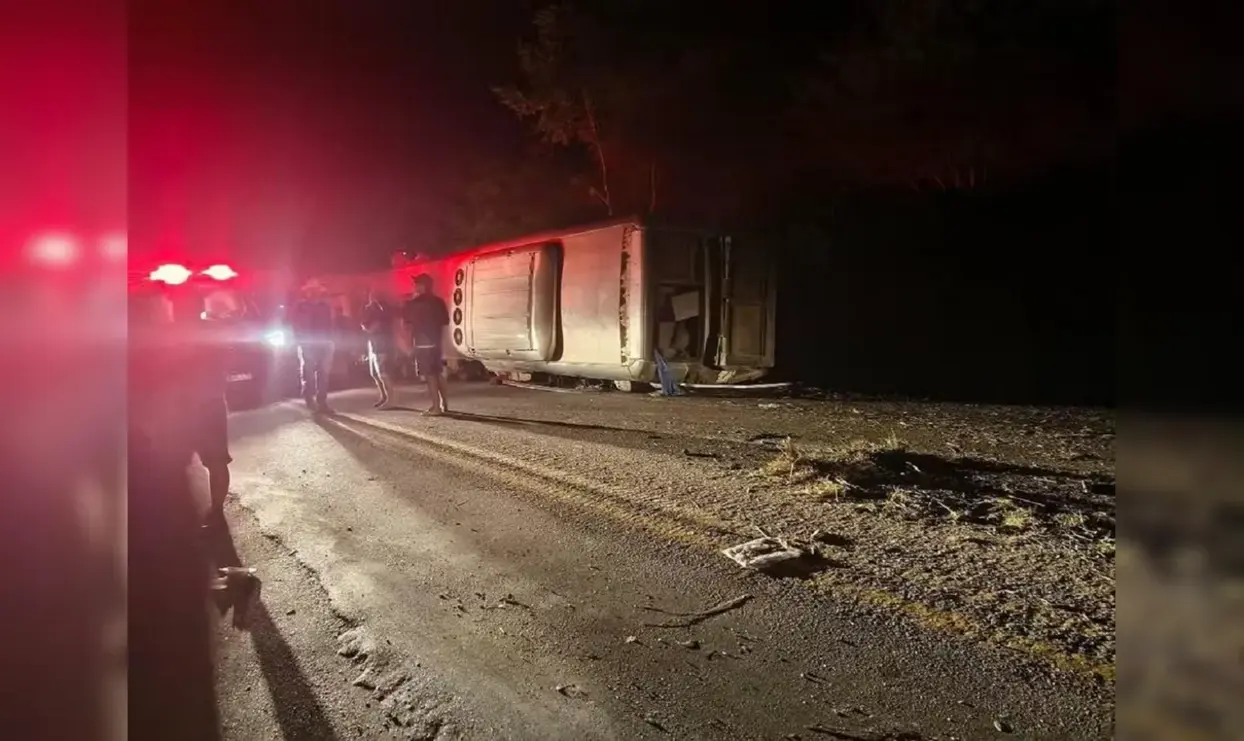 Ônibus tomba na BR-423 em Pernambuco e deixa 17 mortos