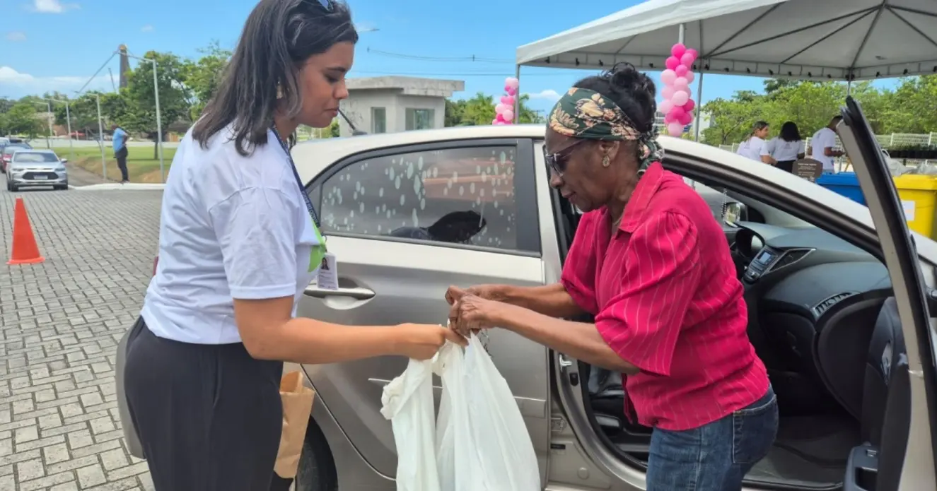 Drive Thru Sustentável arrecada recicláveis e roupas no CAB, Salvador