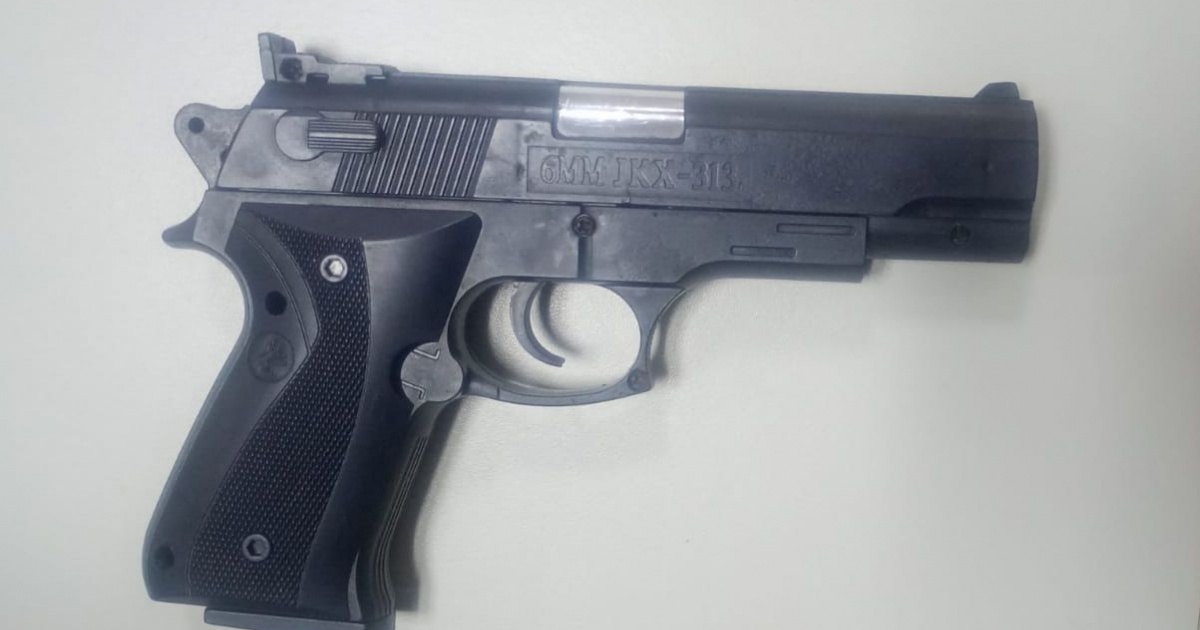 PM apreende adolescente com pistola falsa no Lobato, Salvador
