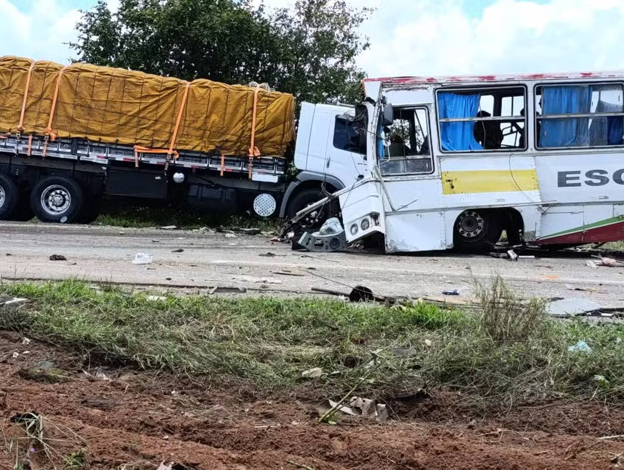 Colisão frontal entre ônibus e carreta na BR-116, na Bahia, mata 3
