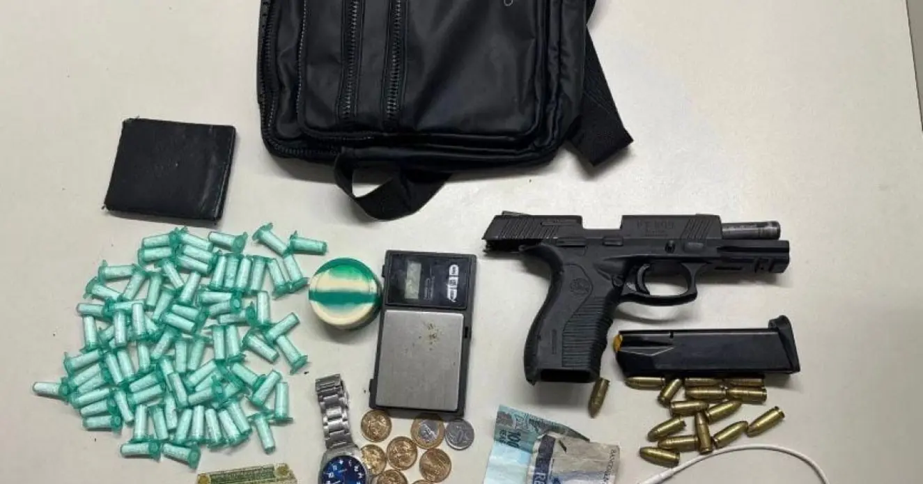 Homem é preso por tráfico com pistola e 76 pinos de cocaína no Garcia