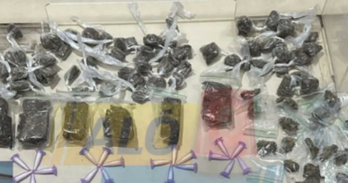 Mulher detida em Candeias com mais de 300 porções de drogas