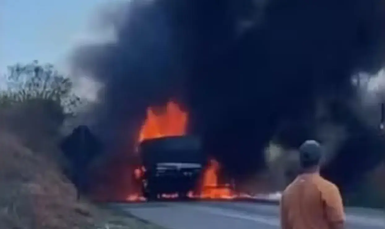 Duas carretas colidem e pegam fogo na BR-116, em Vitória da Conquista