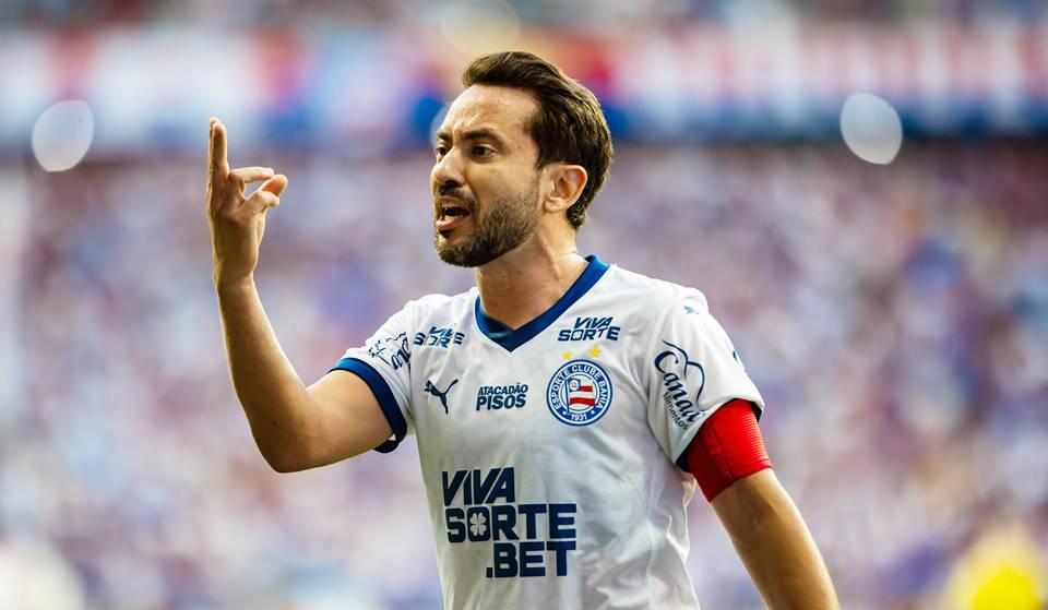 Zé Carlos elogia Everton Ribeiro como exemplo no esporte