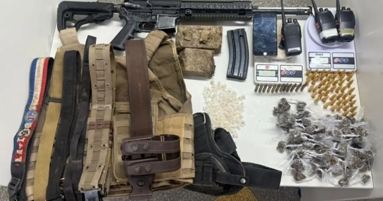 PM apreende fuzil e drogas após confronto em Castelo Branco, Salvador