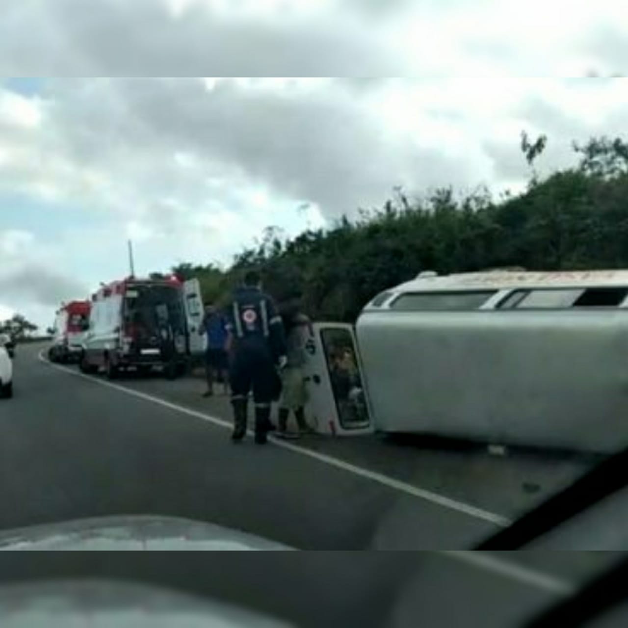 Sete Pessoas Da Mesma Família Ficam Feridas Após Kombi Tombar Na Br-101