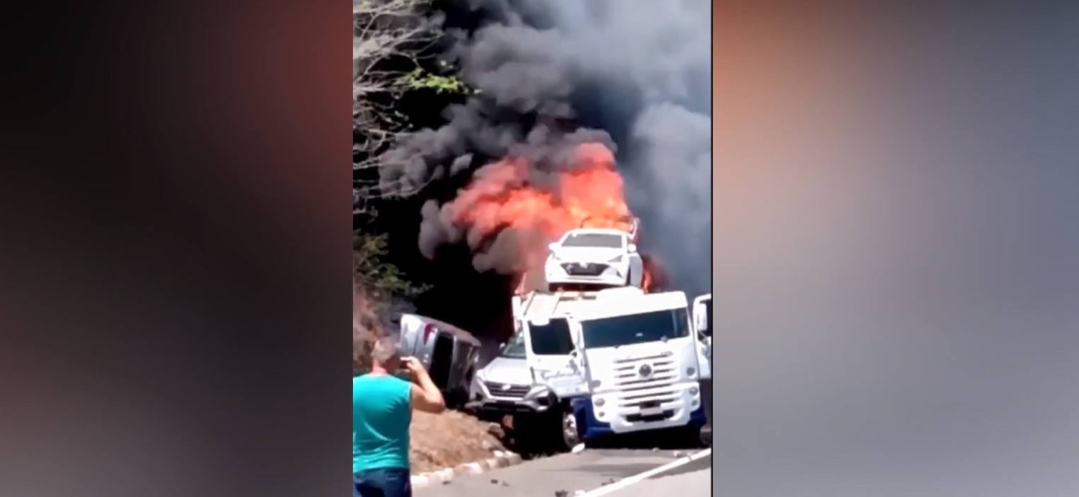 Vídeo: Carreta Cegonha Pega Fogo Após Colisão Frontal Na Br-116; Uma Pessoa Morre Carbonizada