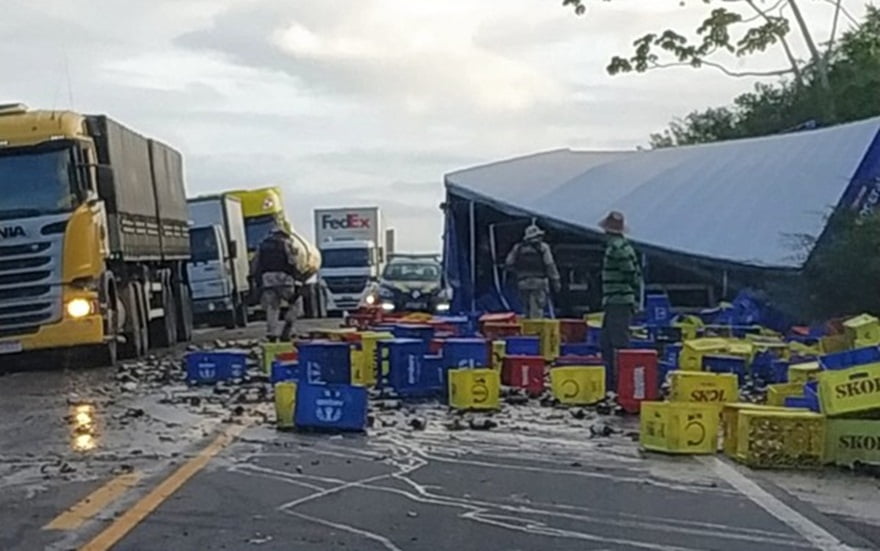 Batida Frontal Entre Carreta E Caminhão-Baú Deixa Mortos E Feridos Em Rodovia Da Bahia