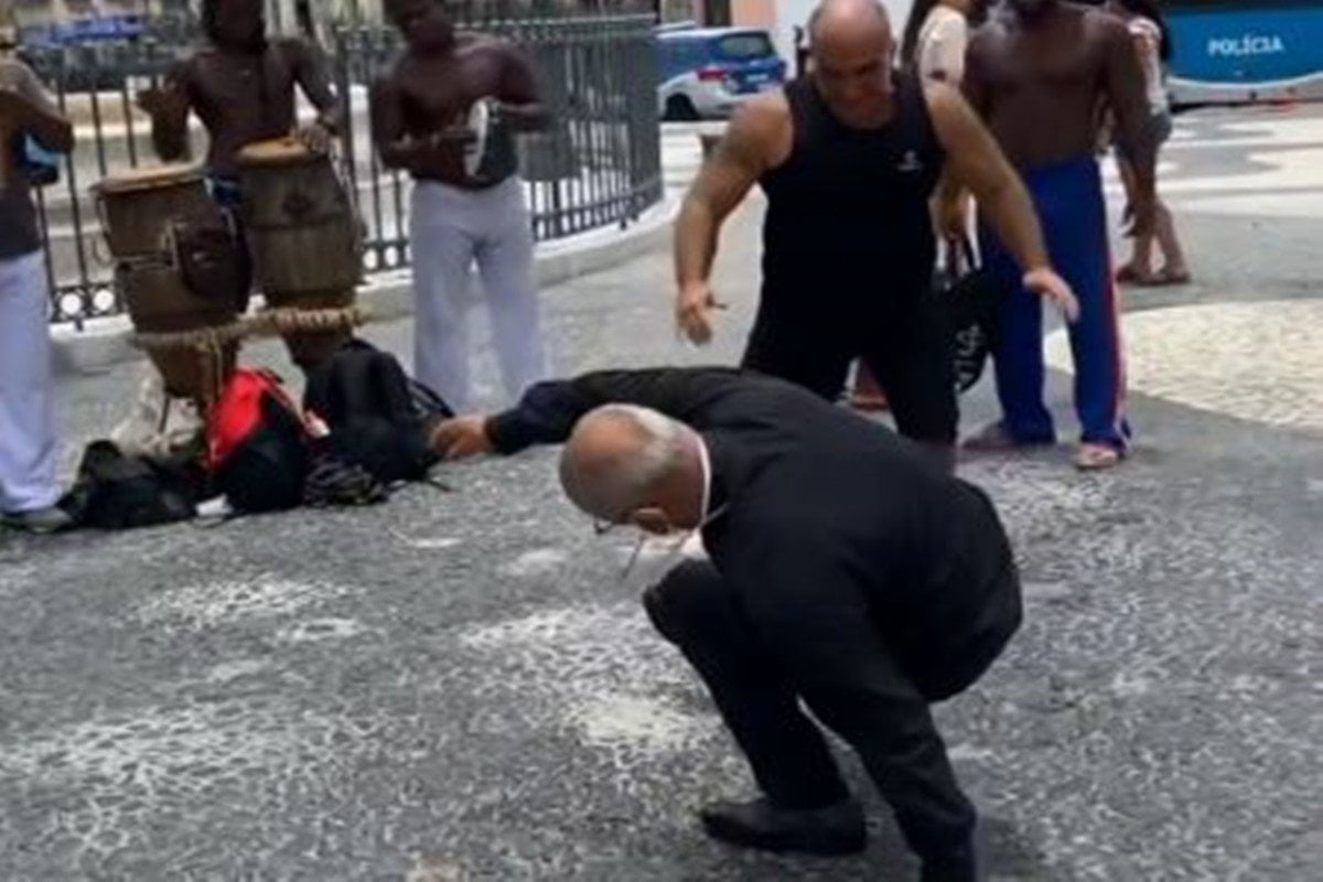 Arcebispo De Feira De Santana Se Diverte Em Roda De Capoeira E Vídeo Viraliza Nas Redes Sociais