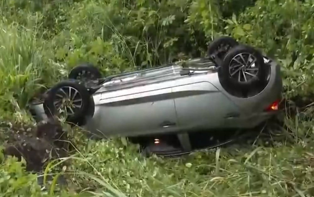 Motorista Perde O Controle Da Direção Em Curva E Carro Capota Na Br-415, No Sul Da Bahia