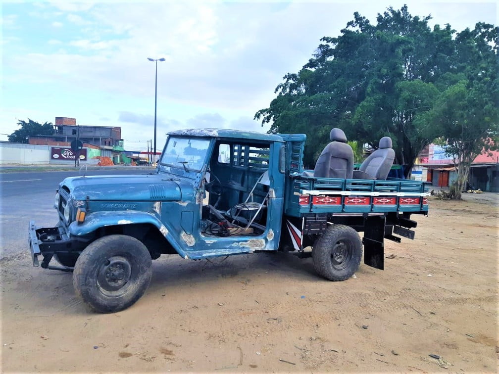 Prf Flagra Motorista Dirigindo Caminhonete Sentado Em Cadeira De Bar Em Feira De Santana-Ba