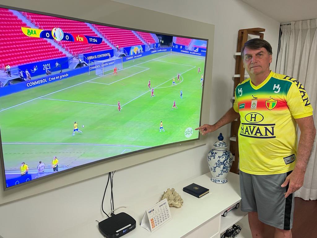 Bolsonaro Vê Brasil Na Copa América E Tira Foto Apontando Para Logo Do Sbt