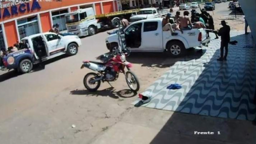 Vídeo: Vítimas São Obrigadas A Fazer Escudo Humano Em Frente A Agência Bancária Em Assalto