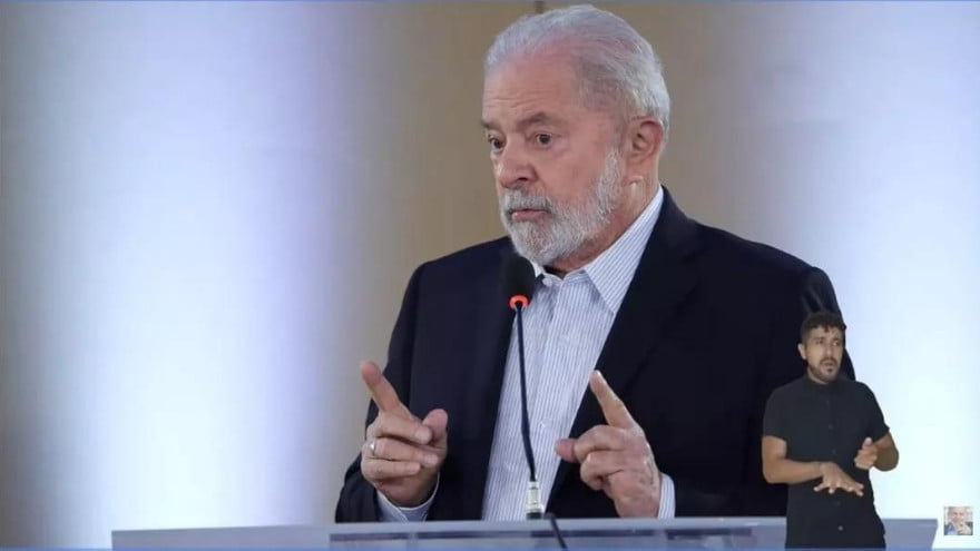 “Nunca vi um presidente tão submisso”, diz Lula sobre Bolsonaro