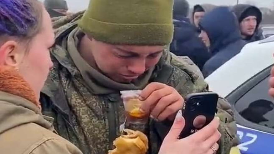 Soldado Russo É Acolhido Por Ucranianos Após Se Render; Veja