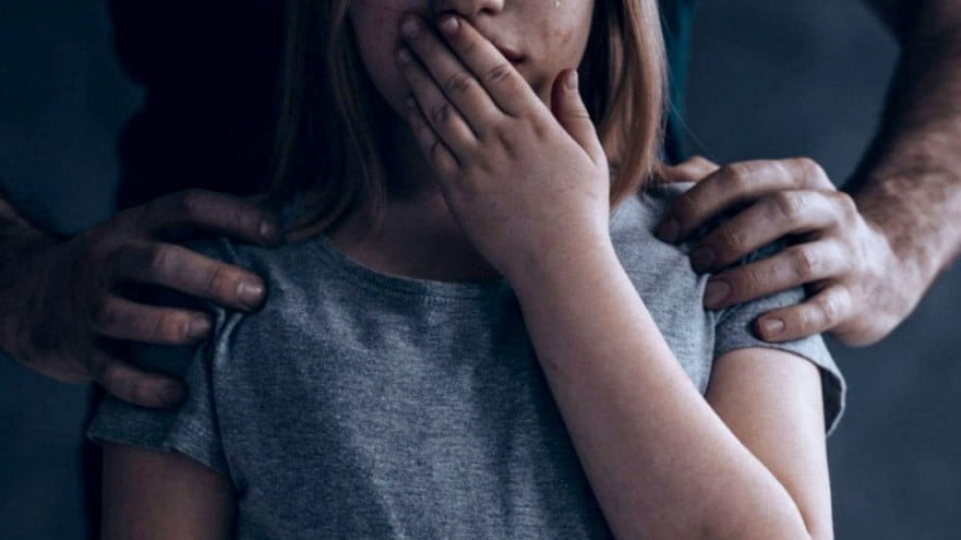 Pai Estupra Filha De 14 Anos Ao Lado De Mãe Dormindo