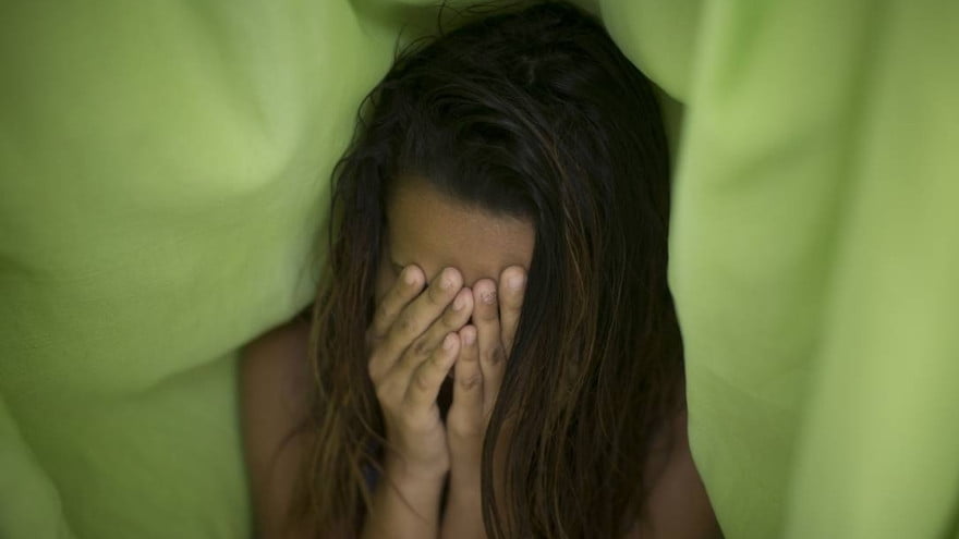 Absurdo! Menina Denuncia Estupro Coletivo E Acaba Sendo Abusada Por Policial