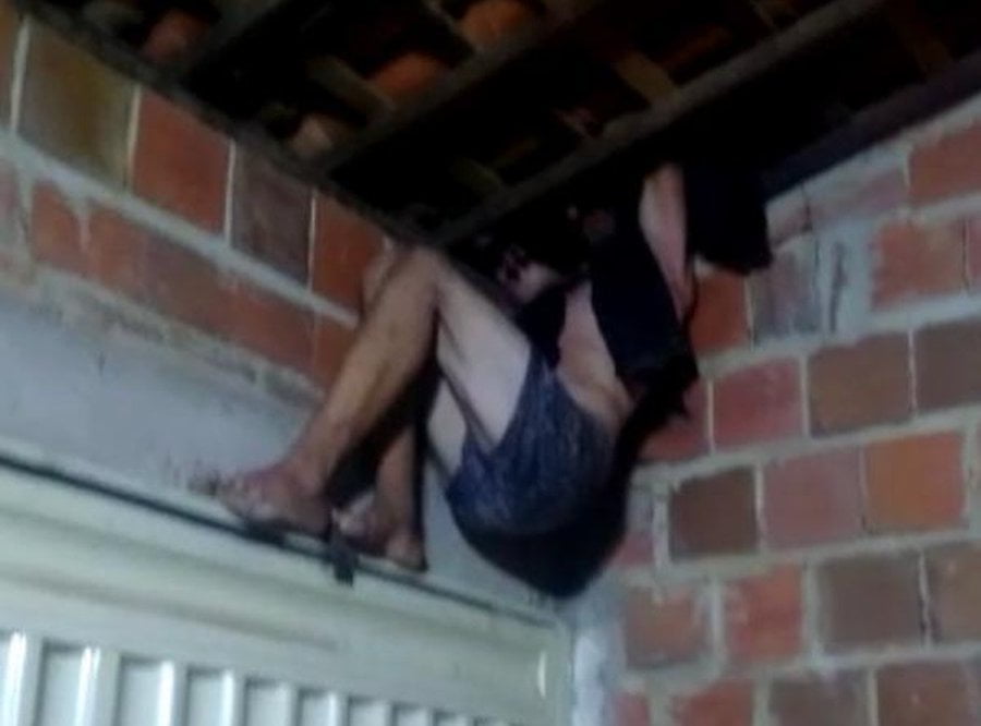 Vídeo: Após Tentar Assaltar Mercadinho, Homem Fica Com Pescoço Preso Em Telhado