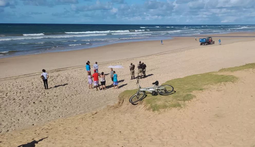 Corpo É Encontrado Em Praia De Salvador E Família Diz Ser De Jovem Desaparecido Após Entrar No Mar.