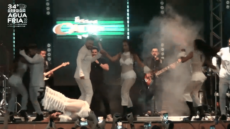 Joelma Cai No Palco Durante Show Na Bahia, Assista