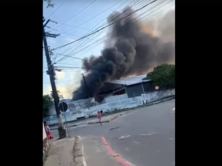 Depósito É Atingido Por Incêndio Em Salvador