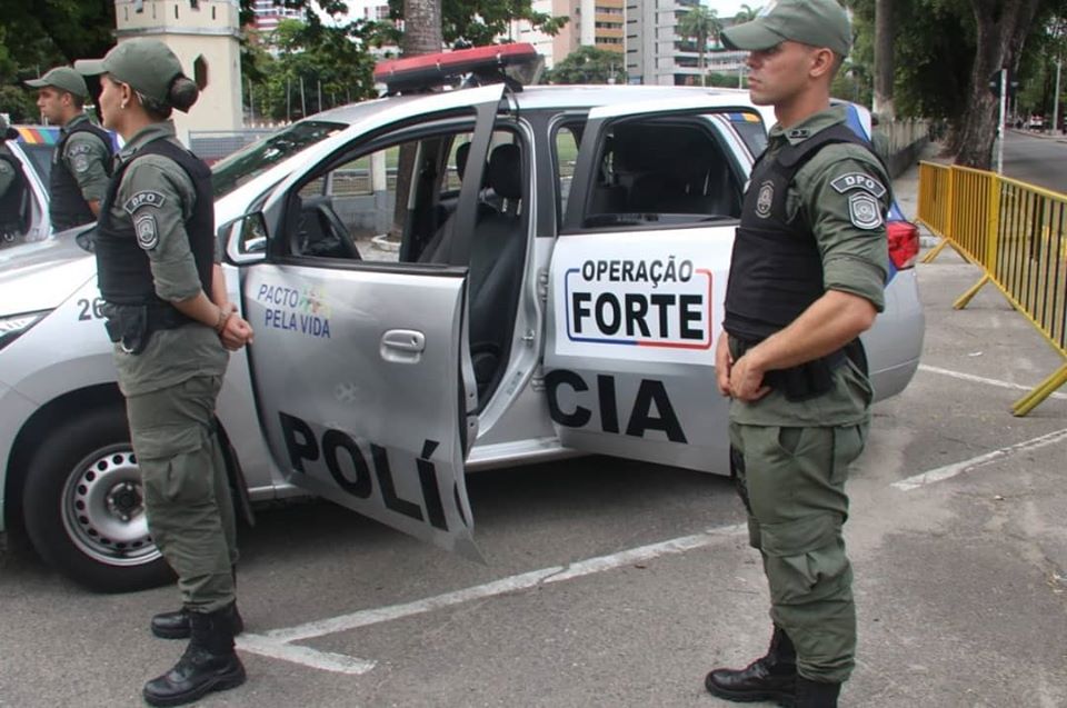Vídeo: Policiais Militares Recebem Pedradas Após Abordarem Adolescente Em Porto Seguro