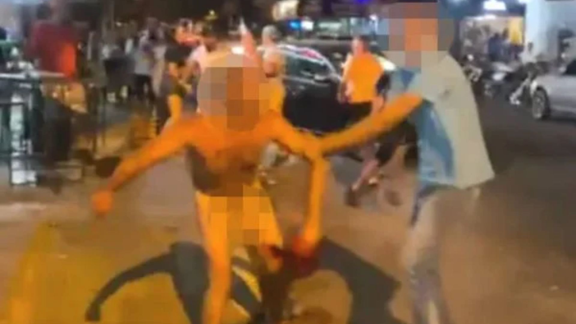 Homem Pelado Invade Bar E Tentar Esfaquear Clientes Em Goiânia; Veja O Vídeo
