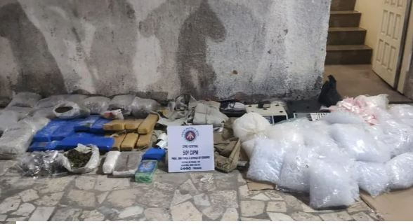 Polícia Militar Encontra Tabletes De Maconha, Cocaína E Crack Em Ponto De Tráfico Em Salvador