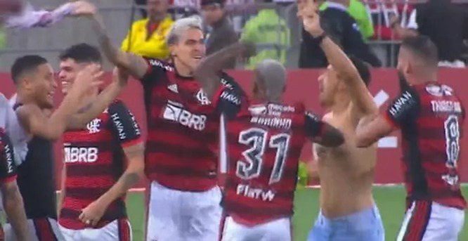Torcedor Que Invadiu Campo Para Comemorar Com Jogadores Do Flamengo É Preso