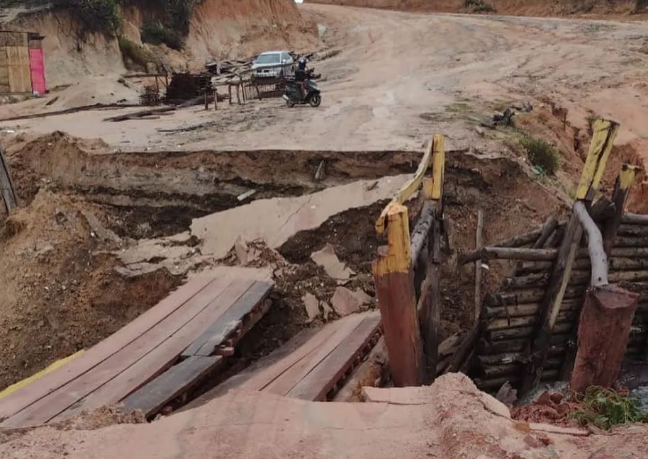 Ponte Que Dá Acesso Ao Município De Prado