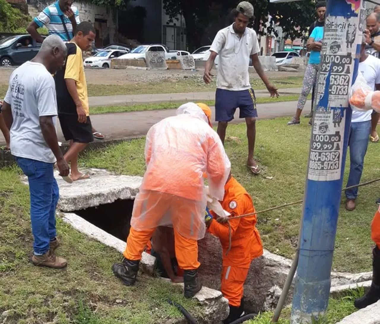 Salvado Homem É Resgatado Por Bombeiros Após Ficar Preso Em Bueiro