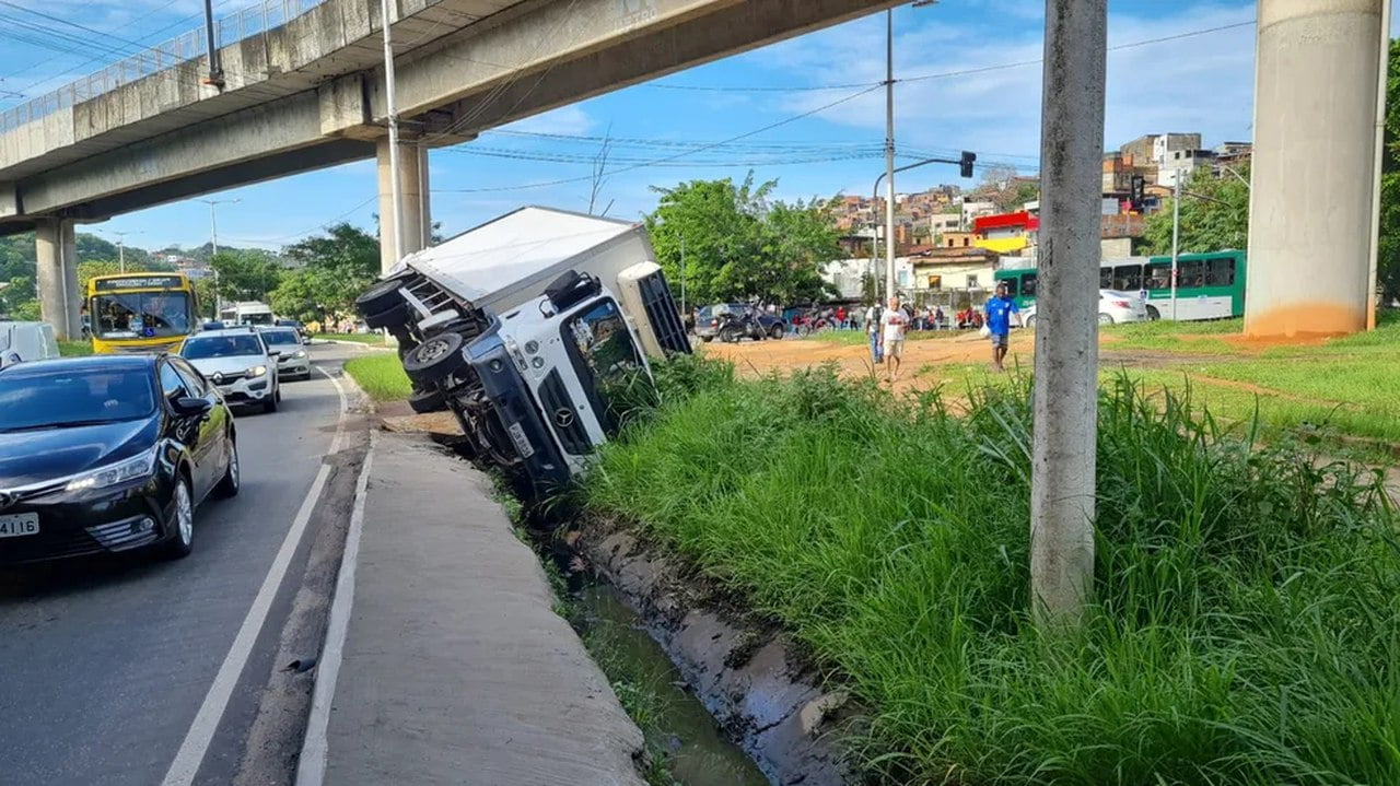 Motorista Perde Controle Da Direção E Tomba Caminhão