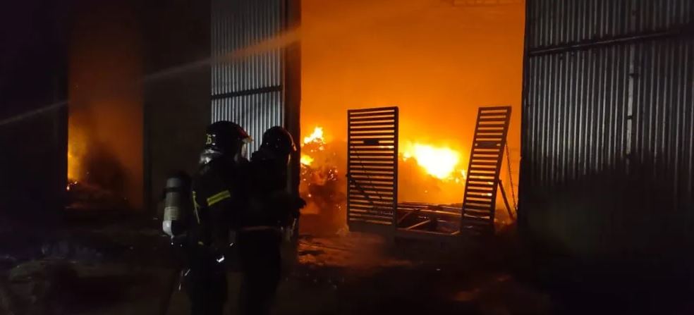 Bombeiros - Após 12 Horas De Combate A Chamas, Bombeiros Controlam Incêndio Em Galpão De Paulo Afonso