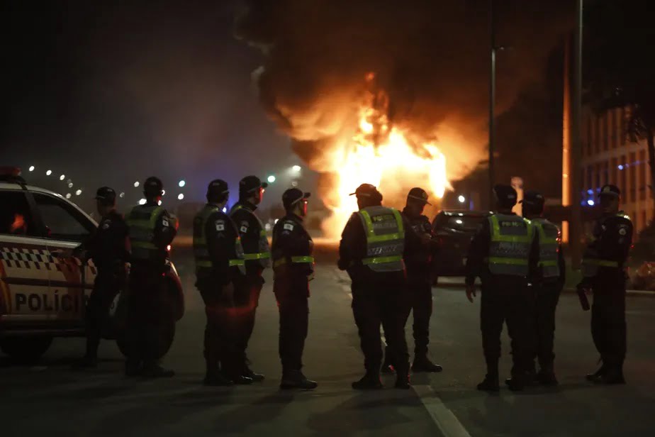 Bolsonaristas Incendeiam Carros E Tentam Invadir A Pf