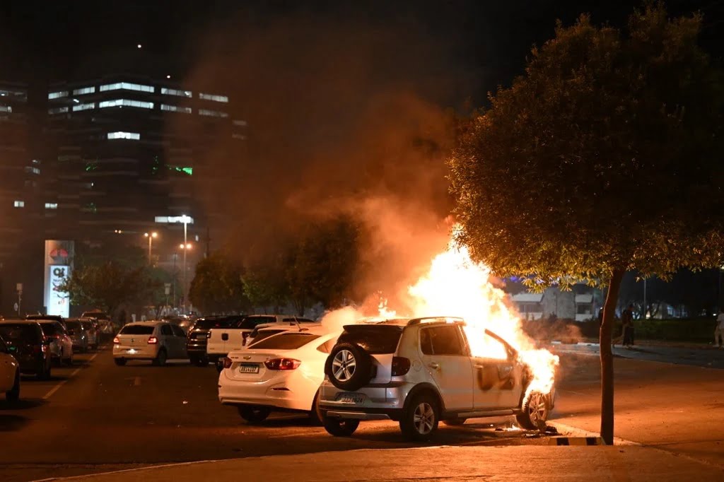 Bolsonaristas Incendeiam Carros E Tentam Invadir A Pf; Assista Ao Vídeo.