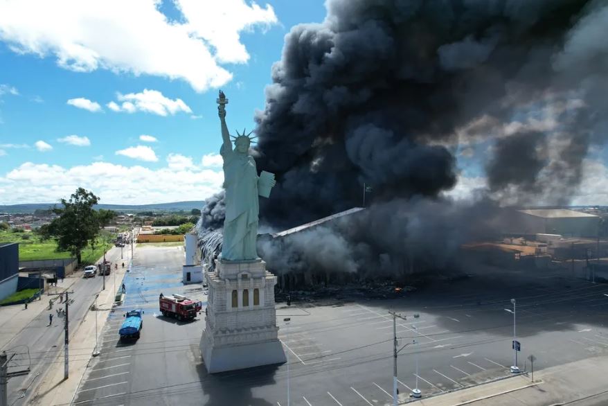 Incêndio - Prefeitura Envia 13 Carros-Pipas E Retroescavadeira Para Combater Incêndio Em Loja Da Havan