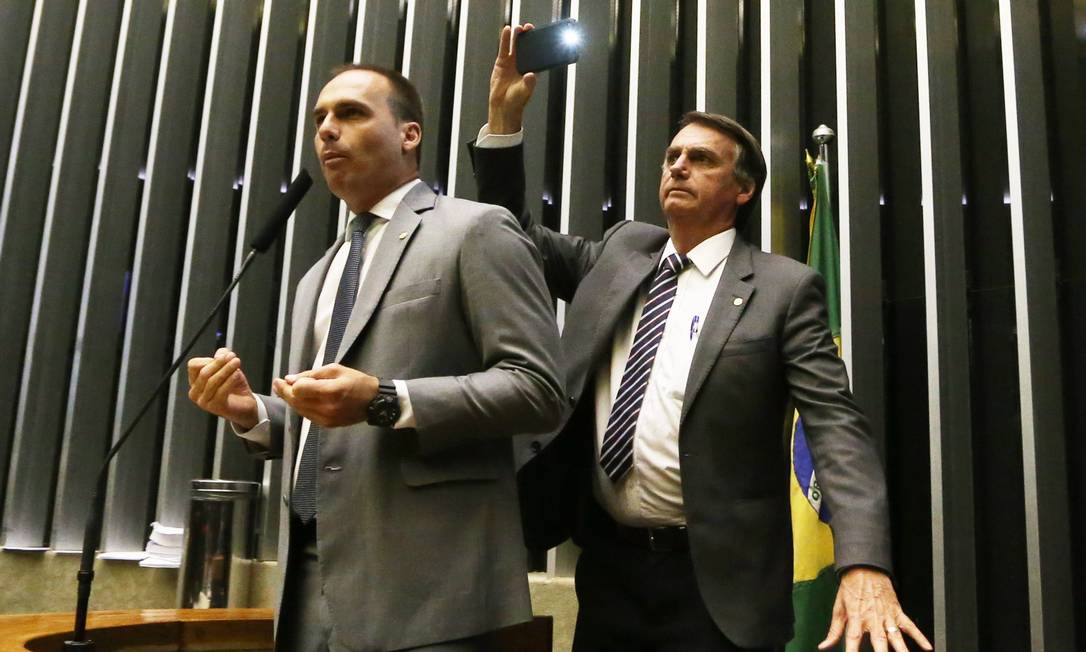 Eduardo Bolsonaro Presta Uma Homenagem Ao Pai: “Seu Sacrifício Valeu A Pena”