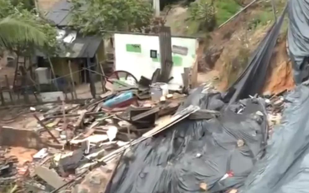 Deslizamento De Terra Destrói Casas No Extremo Sul Da Bahia