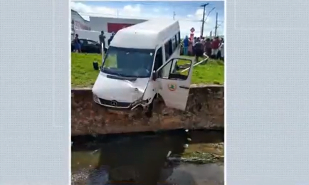 Motorista De Van Perde Controle Da Direção