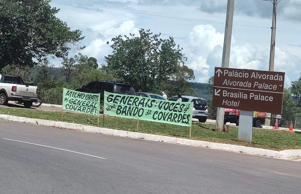 Bolsonaristas Atacam Militares Próximos Ao Palácio Da Alvorada