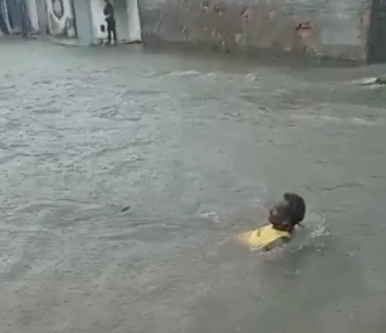 Homem Nada Em Rua Alagada