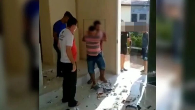 Homem Tem Surto, Invade Capela E Destrói Imagens Religiosas; Assista