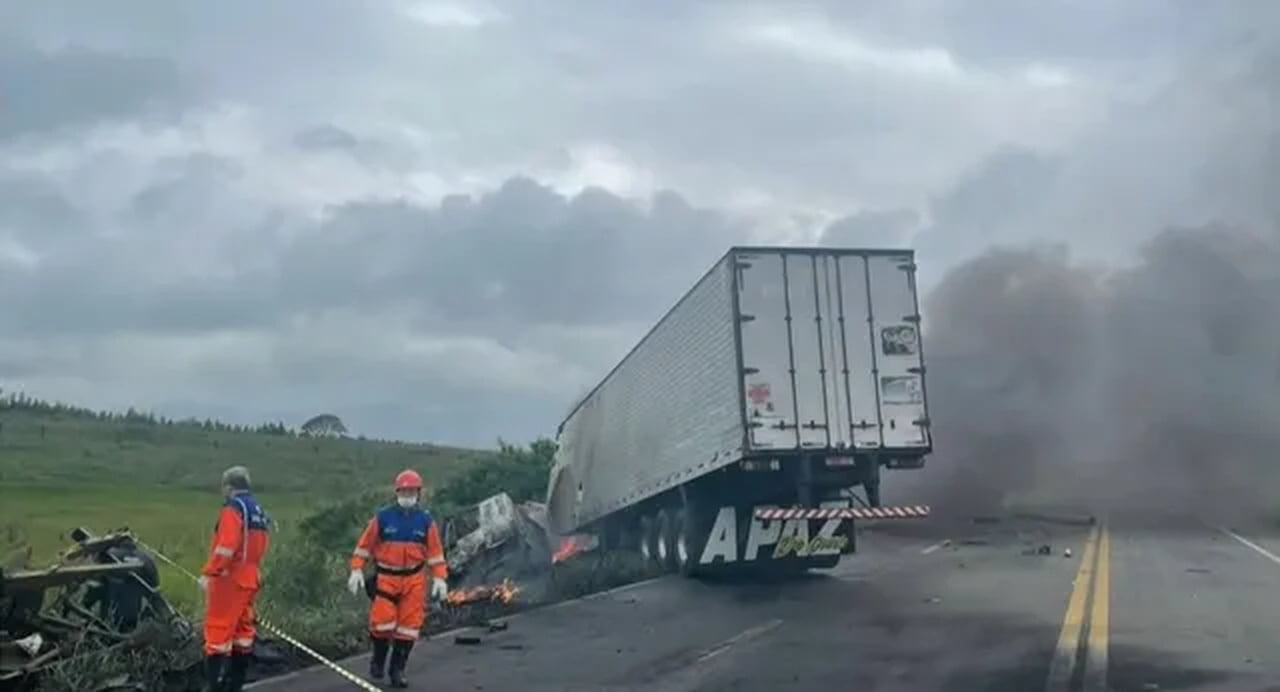 Colisão Entre Carro E Caminhão