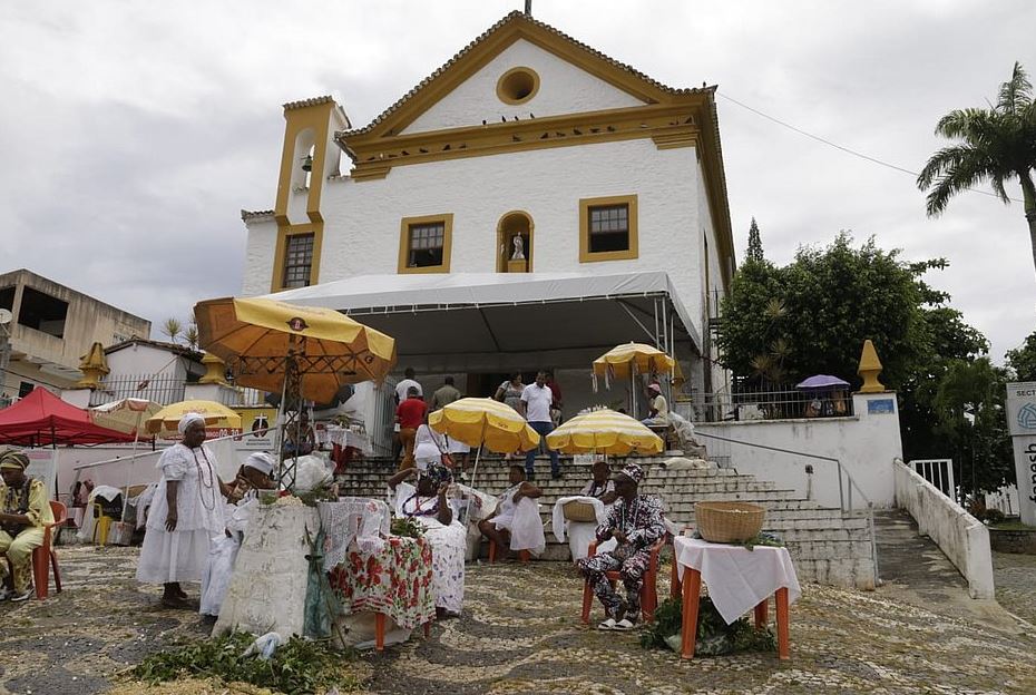 Turistas Vão À Igreja São Lázaro Na Primeira Segunda Do Ano