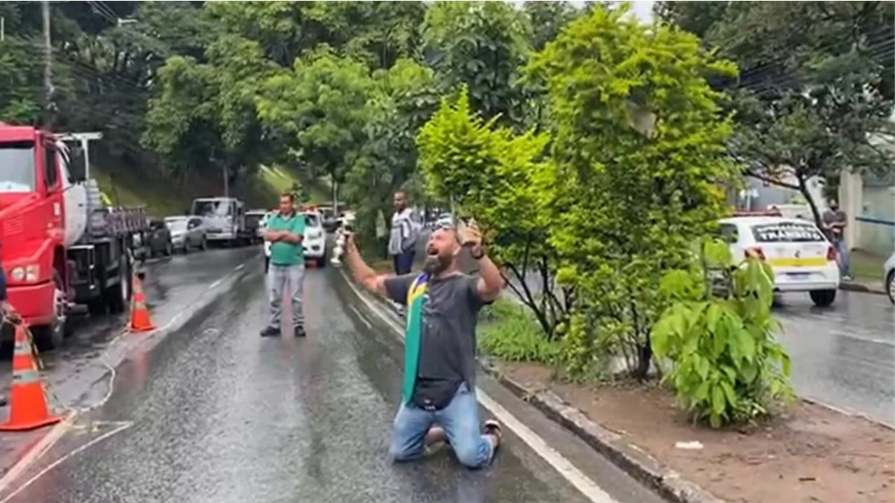 Apoiadores De Bolsonaro Choram