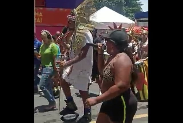 Carlinhos Brown Canta Ao Lado De Enfermeira De Feira De Santana Durante 'Arrastão' Do Carnaval