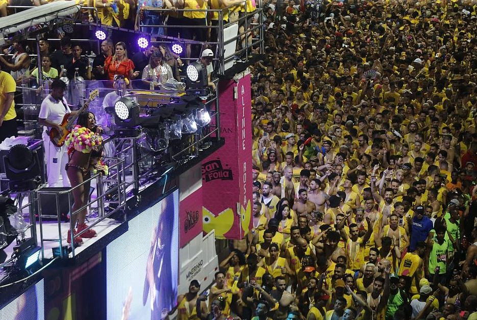 Daniela Mercury E Alinne Rosa São Aclamadas Por Público Lgbt Em Carnaval De Salvador 