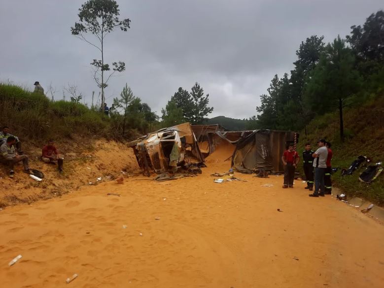 Colisão Envolvendo Carreta E Caminhão No Paraná