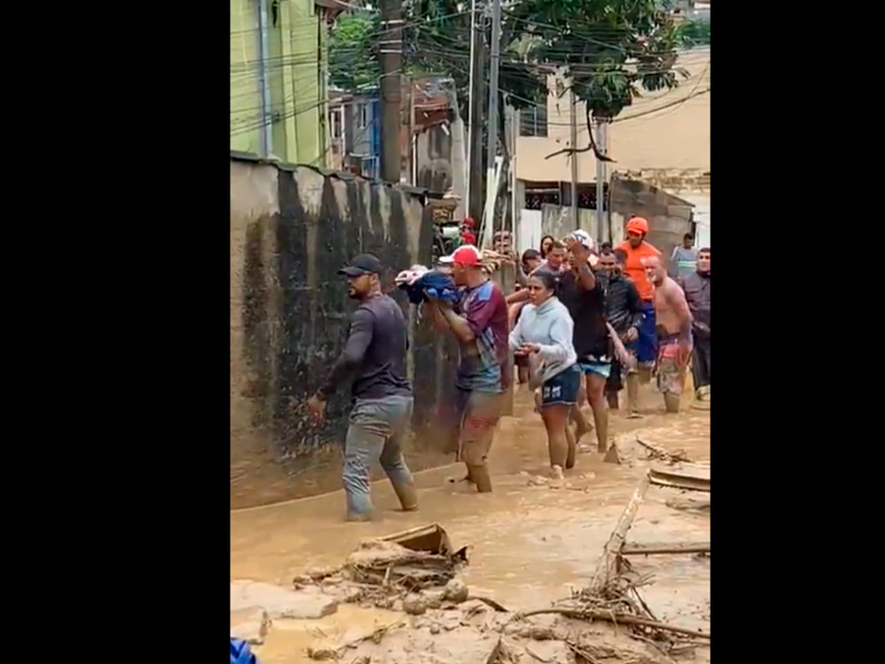 Moradores De São Sebastião Formam Corrente Humana Para Resgatar Crianças Na Lama Após Chuvas